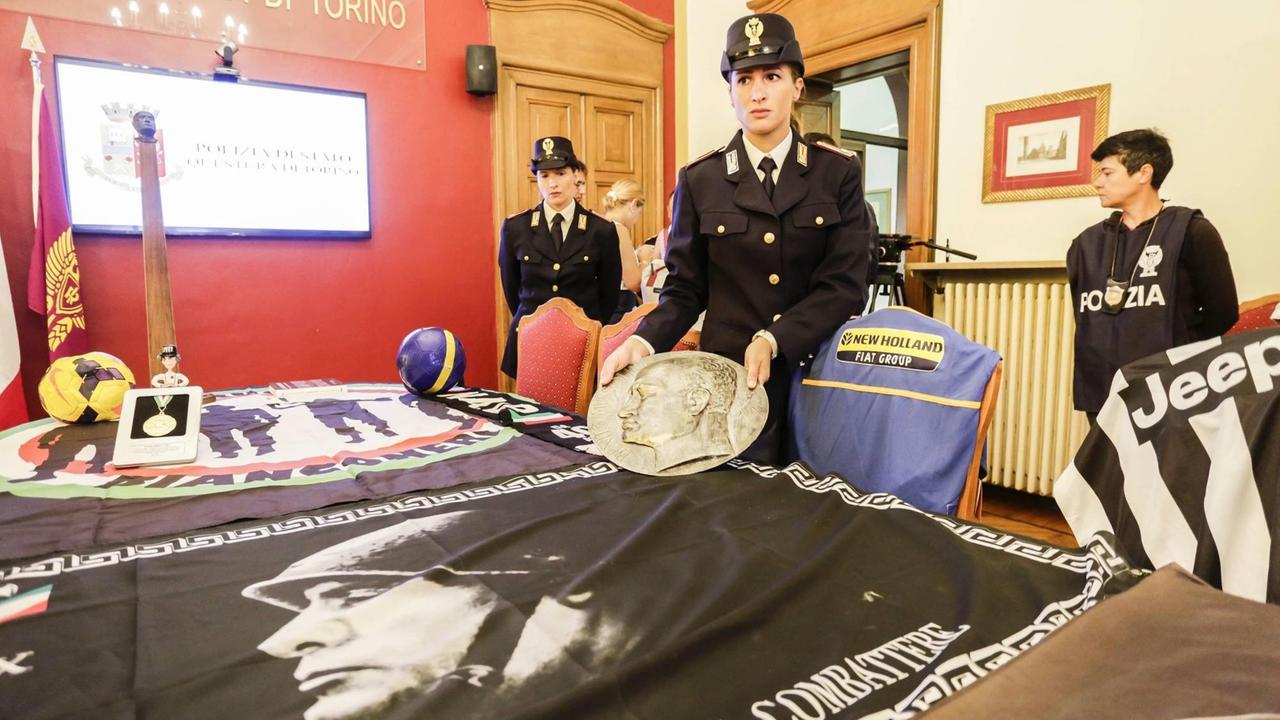 Italienische Polizei präsentiert der Presse in Turin Beschlagnahmungen nach den Festnahmen im Ultra-Umfeld von Juventus Turin Italienische Polizei präsentiert der Presse in Turin Beschlagnahmungen nach den Festnahmen im Ultra-Umfeld von Juventus Turin