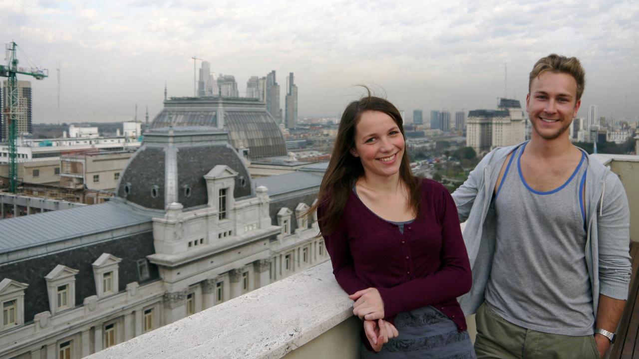 Die Studenten Mareike Ploog und Sebastian Legierko aus Hannover posieren am 23.08.12 auf dem Dach eines Gebäudes in Buenos Aires. Sie beginnen gerade ihr Auslandssemester in der argentinischen Hauptstadt. 
