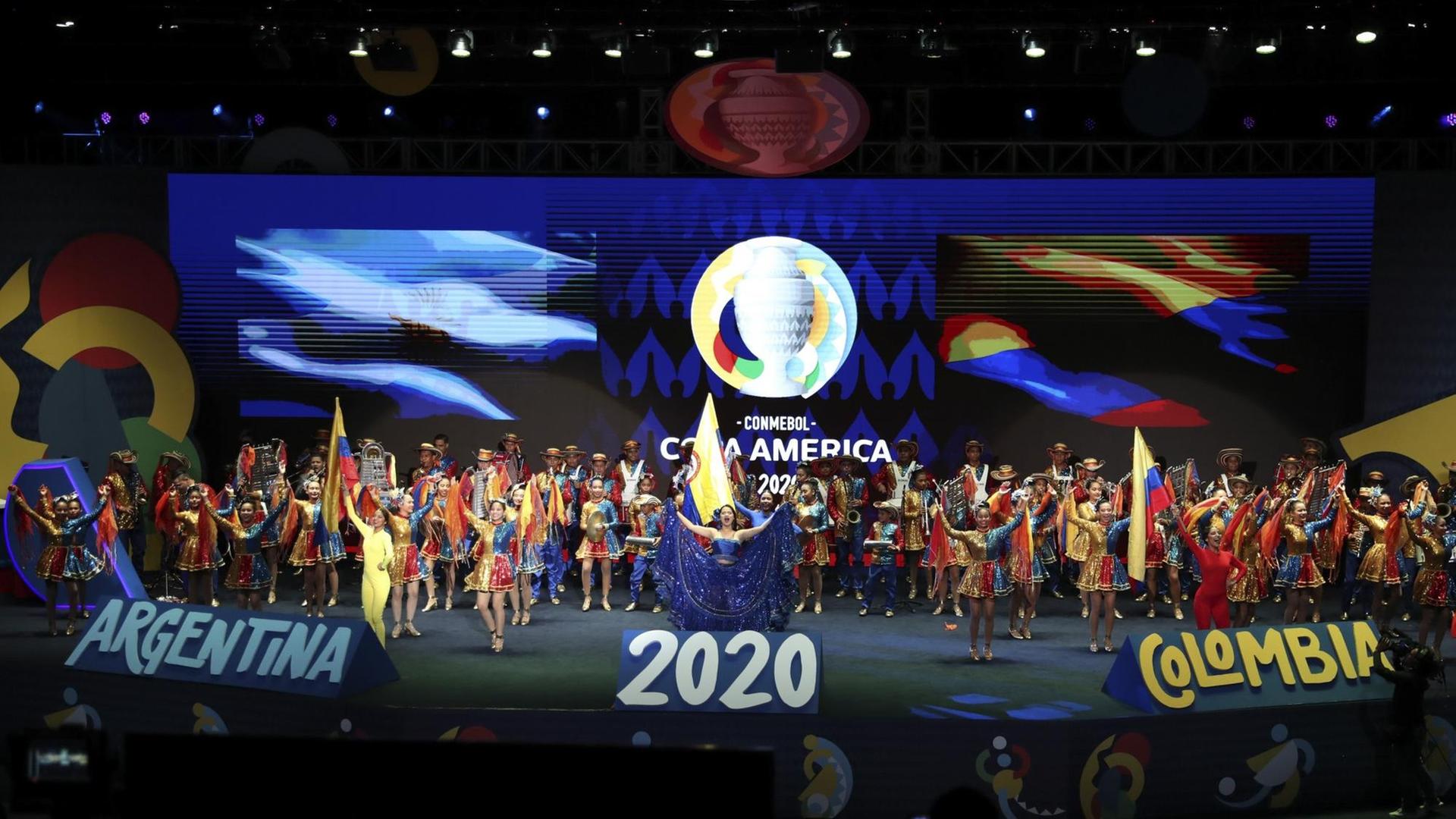 Tänzer bei der Auslosung für die Copa America, die für 2020 geplant war. Tänzer bei der Auslosung für die Copa America, die für 2020 geplant war.