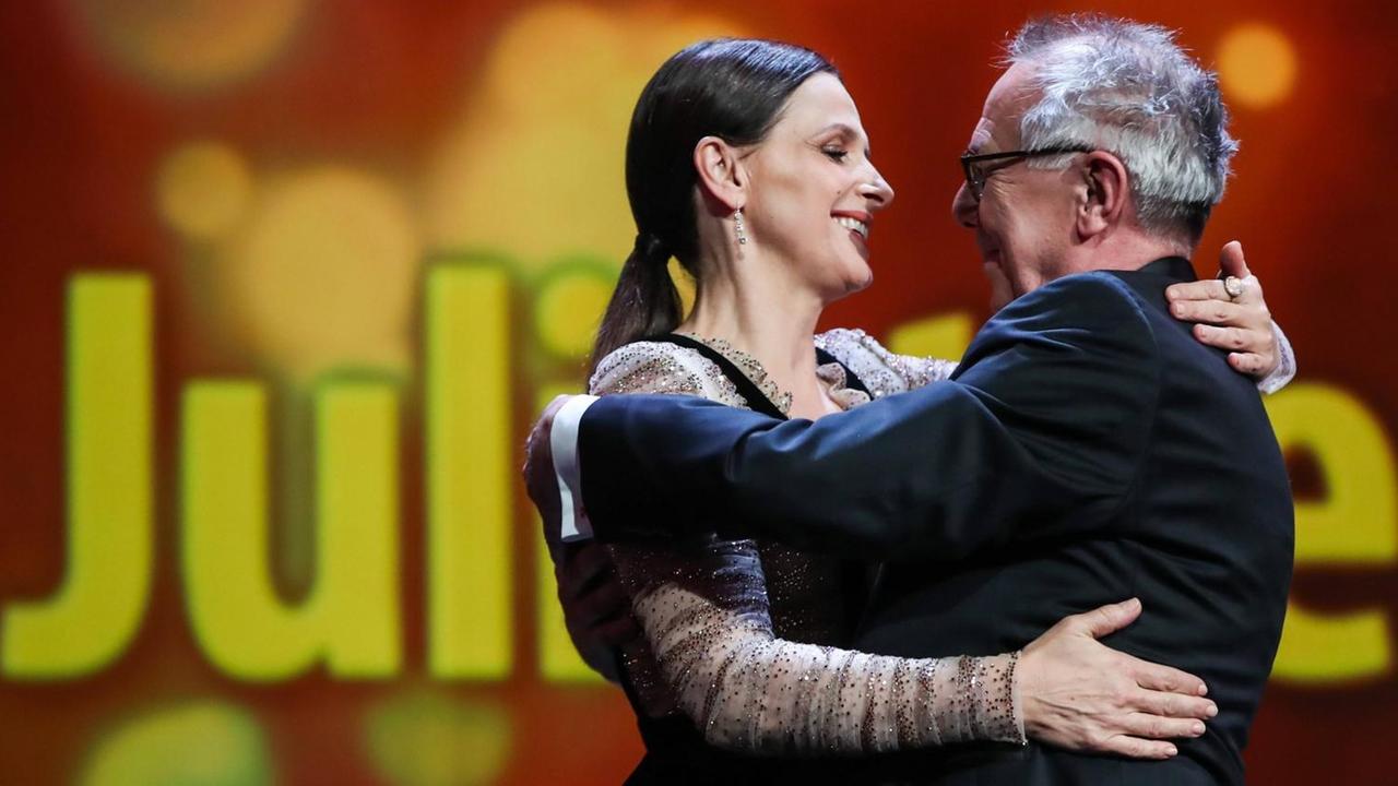 Berlinale-Chef Dieter Kosslick mit der Jury-Präsidentin Juliette Binoche Berlinale-Chef Dieter Kosslick mit der Jury-Präsidentin Juliette Binoche