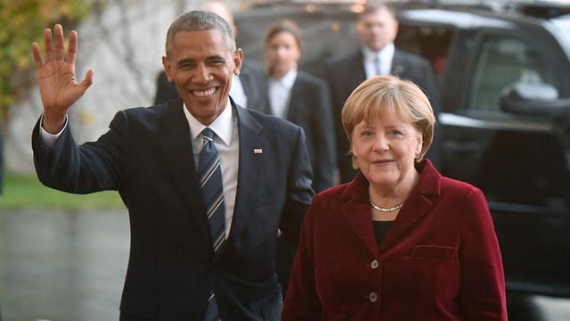 US-Präsident Barack Obama und Bundeskanzlerin Angela Merkel beim Empfang vor dem Bundeskanzleramt, Obama winkend.