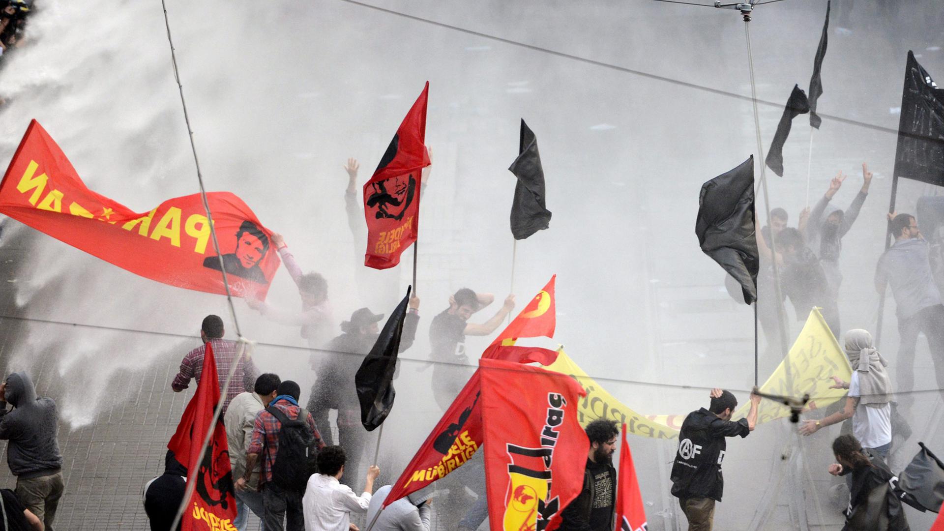 Proteste in Istanbul nach dem Grubenunglück von Soma Proteste in Istanbul nach dem Grubenunglück von Soma