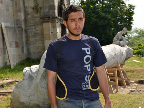 Der argentinische documenta-Künstler Adrián Villar Rojas vor seiner Großskulptur in Kassel Der argentinische documenta-Künstler Adrián Villar Rojas vor seiner Großskulptur in Kassel