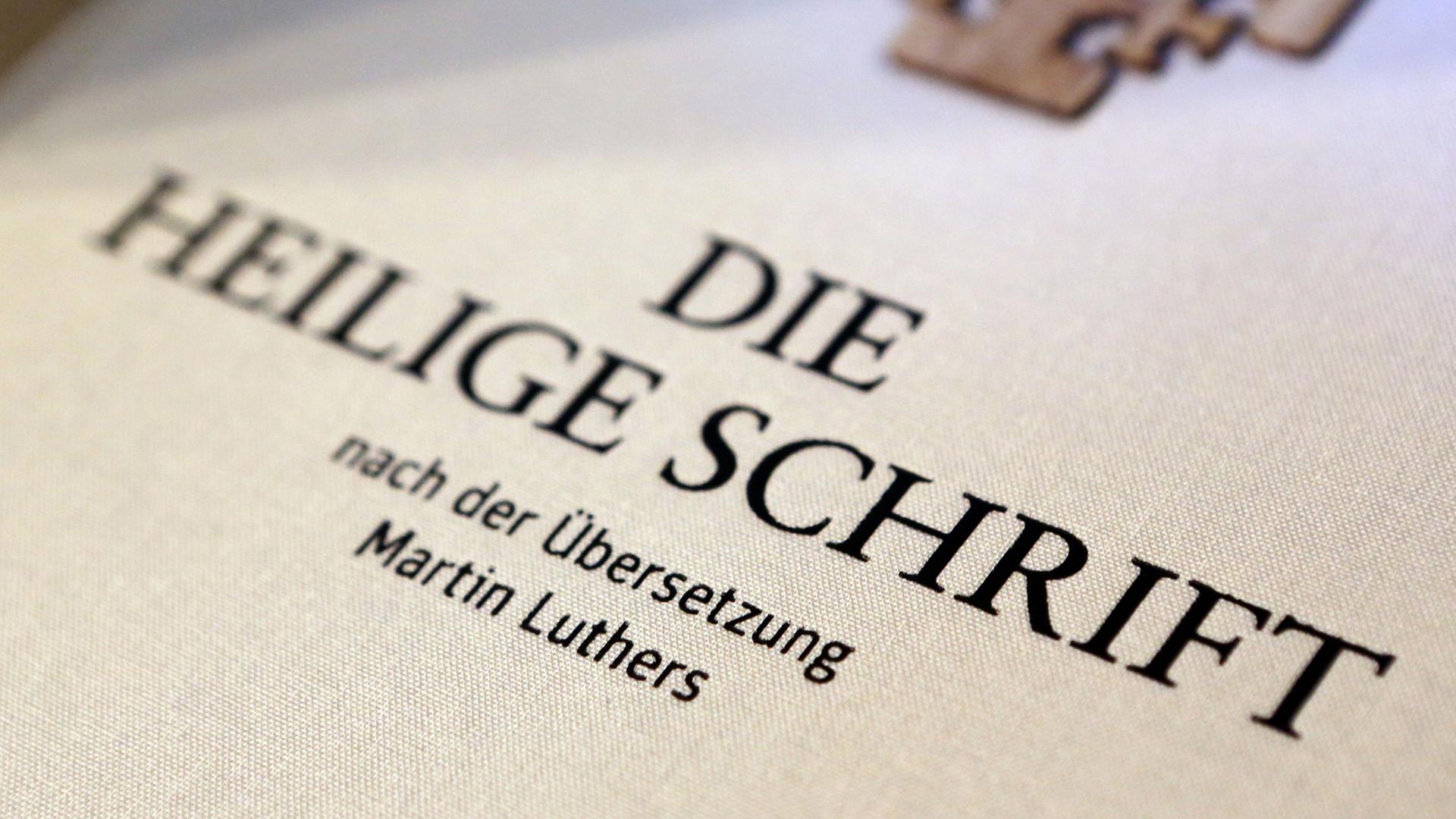 Eine Ausgabe der Bibel nach Übersetzung Martin Luthers. Eine Ausgabe der Bibel nach Übersetzung Martin Luthers.