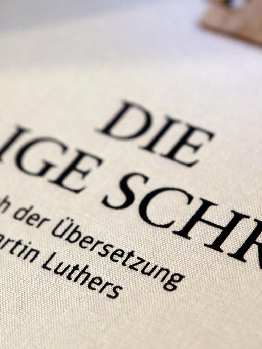 Eine Ausgabe der Bibel nach Übersetzung Martin Luthers.