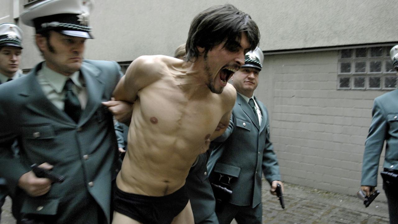 Die Verhaftung von Holger Meins (gespielt von Stipe Erceg) in einer Szene des Films "Der Baader Meinhof Komplex". Der Film erzählt die Geschichte der Roten Armee Fraktion (RAF) in den 70er Jahren – er kam 2008 in die Kinos, Regie führte Uli Edel. Die Verhaftung von Holger Meins (gespielt von Stipe Erceg) in einer Szene des Films "Der Baader Meinhof Komplex". Der Film erzählt die Geschichte der Roten Armee Fraktion (RAF) in den 70er Jahren – er kam 2008 in die Kinos, Regie führte Uli Edel.
