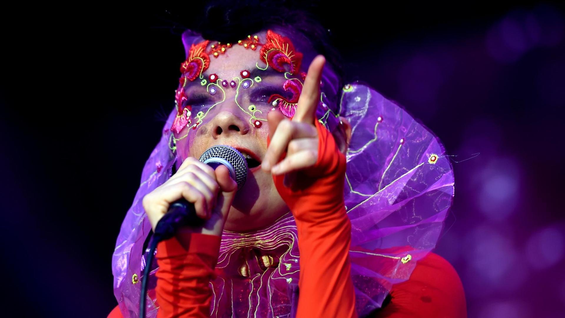 Die isländische Musikerin Björk steht am 02.08.2015 in der ausverkauften Zitadelle Berlin bei ihrem einzigen Deutschlandkonzert auf der Bühne. Die isländische Musikerin Björk steht am 02.08.2015 in der ausverkauften Zitadelle Berlin bei ihrem einzigen Deutschlandkonzert auf der Bühne.