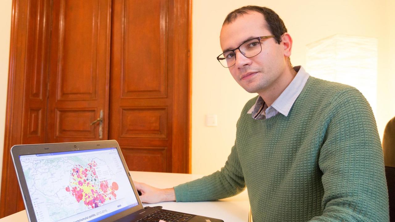 Der Politikexperte Septimius Parvu von der Bukarester Nichtregierungsorganisation „Expert Forum“ in seinem Büro. 