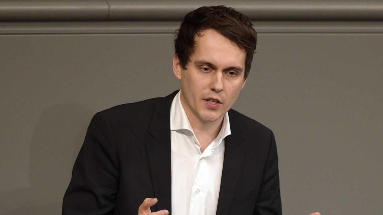 Der Haushaltsexperte der Grünen, Sven-Christian Kindler, spricht am 28.11.2014 im Bundestag in Berlin in der Debatte "Verkehr und digitale Infrastruktur" zu den Abgeodneten. Der Haushaltsexperte der Grünen, Sven-Christian Kindler, spricht am 28.11.2014 im Bundestag in Berlin in der Debatte "Verkehr und digitale Infrastruktur" zu den Abgeodneten.