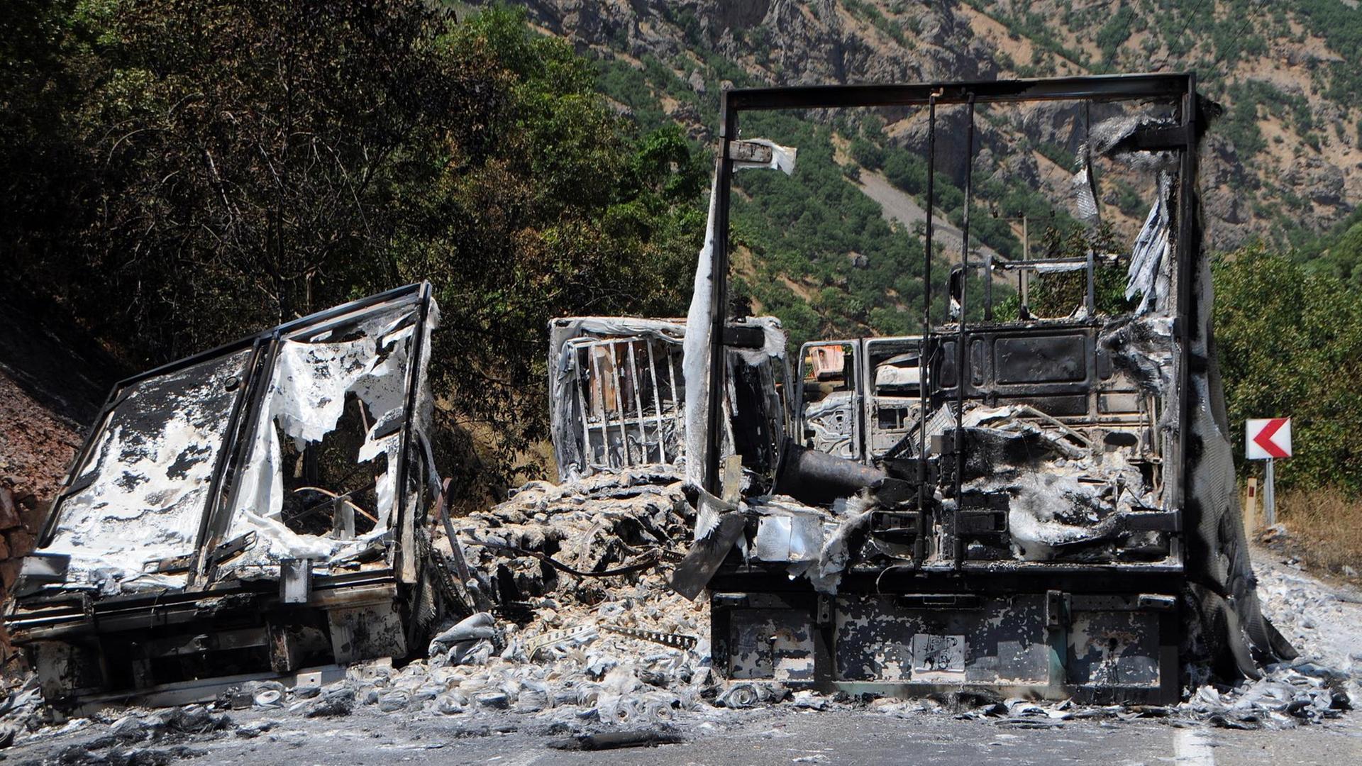 Verbrannte Lastwagen im osttürkischen Tunceli, die angeblich von der kurdischen Rebellenorganisation PKK angezündet wurden. Verbrannte Lastwagen im osttürkischen Tunceli, die angeblich von der kurdischen Rebellenorganisation PKK angezündet wurden.