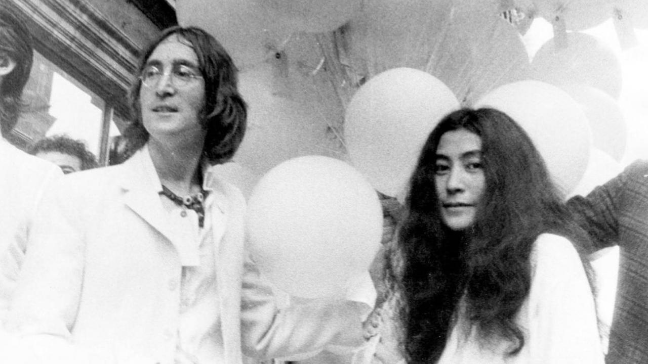 John Lennon und Yoko Ono lassen 365 weisse Luftballons in den Himmel steigen und tragen selbst weisse Kleidung. John Lennon und Yoko Ono lassen 365 weisse Luftballons in den Himmel steigen und tragen selbst weisse Kleidung.