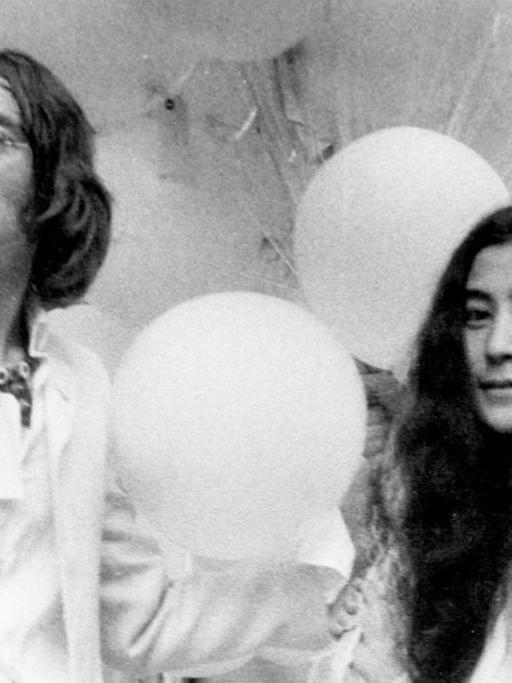 John Lennon und Yoko Ono lassen 365 weisse Luftballons in den Himmel steigen und tragen selbst weisse Kleidung.