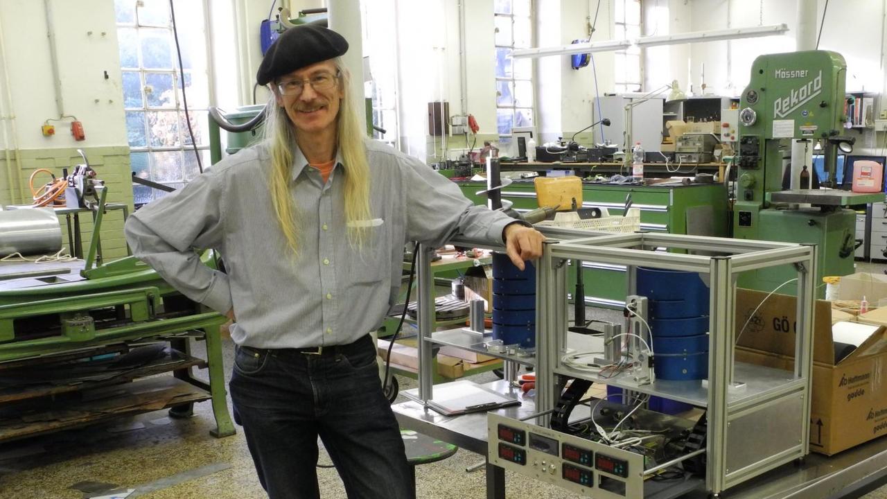 Mann mit Flussfeld-Temperaturgradienten-Gaschromatographen Mann mit Flussfeld-Temperaturgradienten-Gaschromatographen