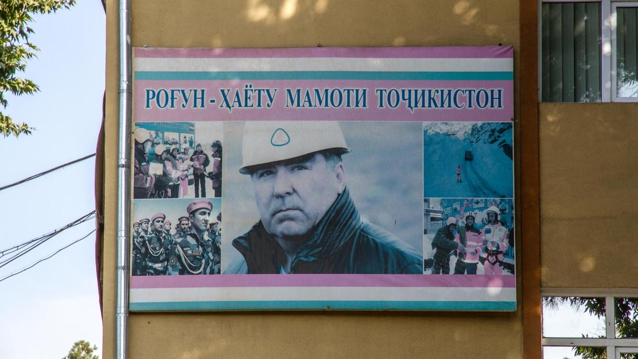 Ein Schild auf dem sich Präsident Emomali Rahmon als Erbauer Tadschikistans präsentiert. Ein Schild auf dem sich Präsident Emomali Rahmon als Erbauer Tadschikistans präsentiert.