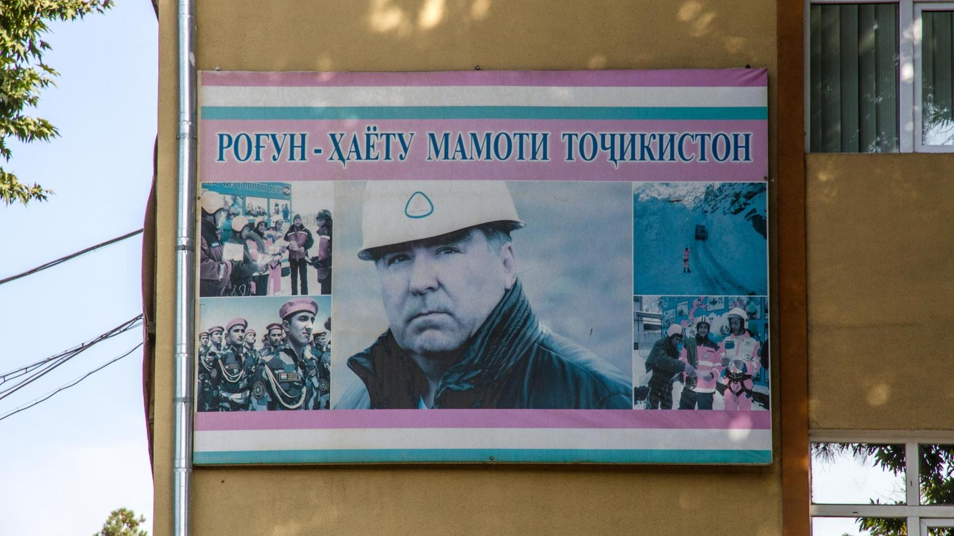 Ein Schild auf dem sich Präsident Emomali Rahmon als Erbauer Tadschikistans präsentiert.