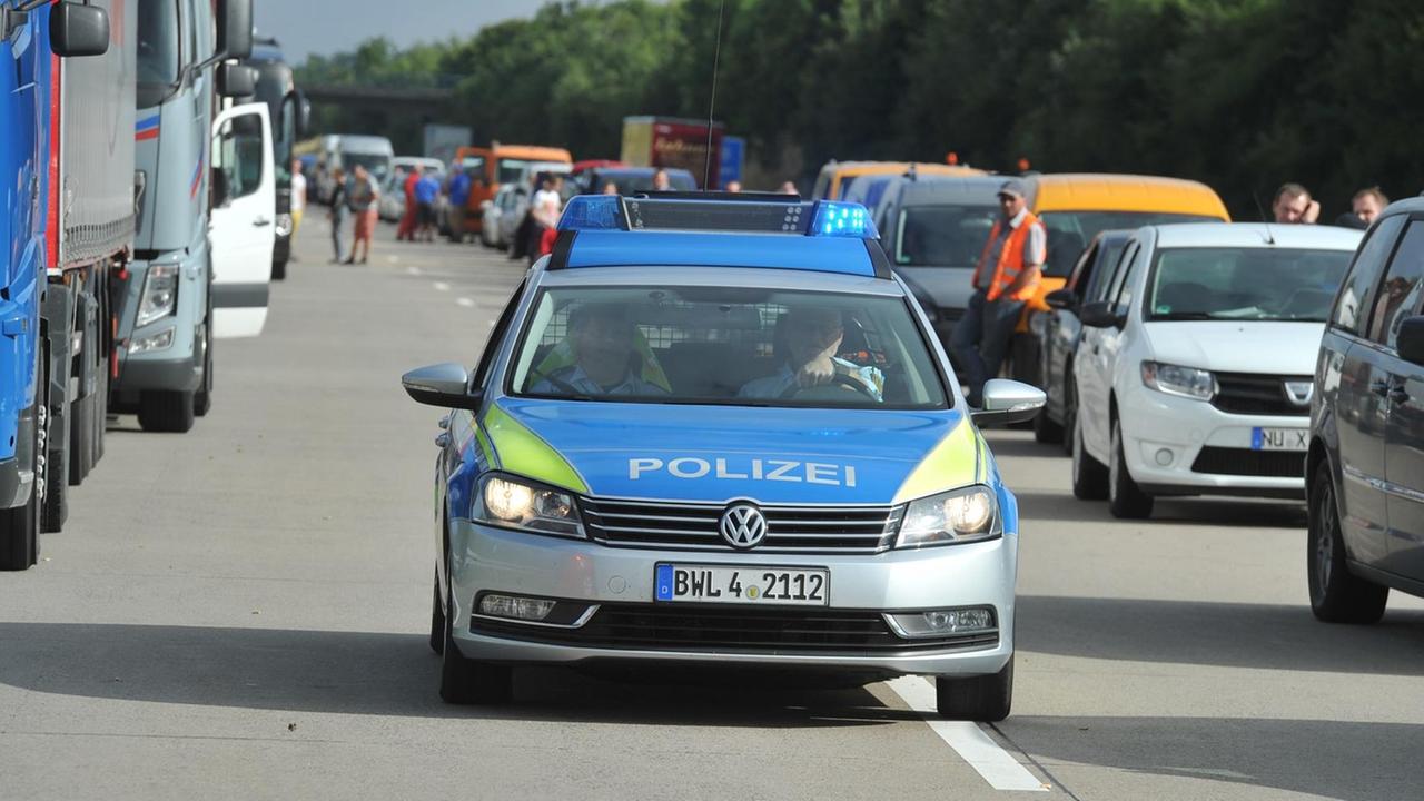 Ein Polizeiauto fährt auf der A7 bei Ellwangen durch die Rettungsgasse eines Staus Ein Polizeiauto fährt auf der A7 bei Ellwangen durch die Rettungsgasse eines Staus