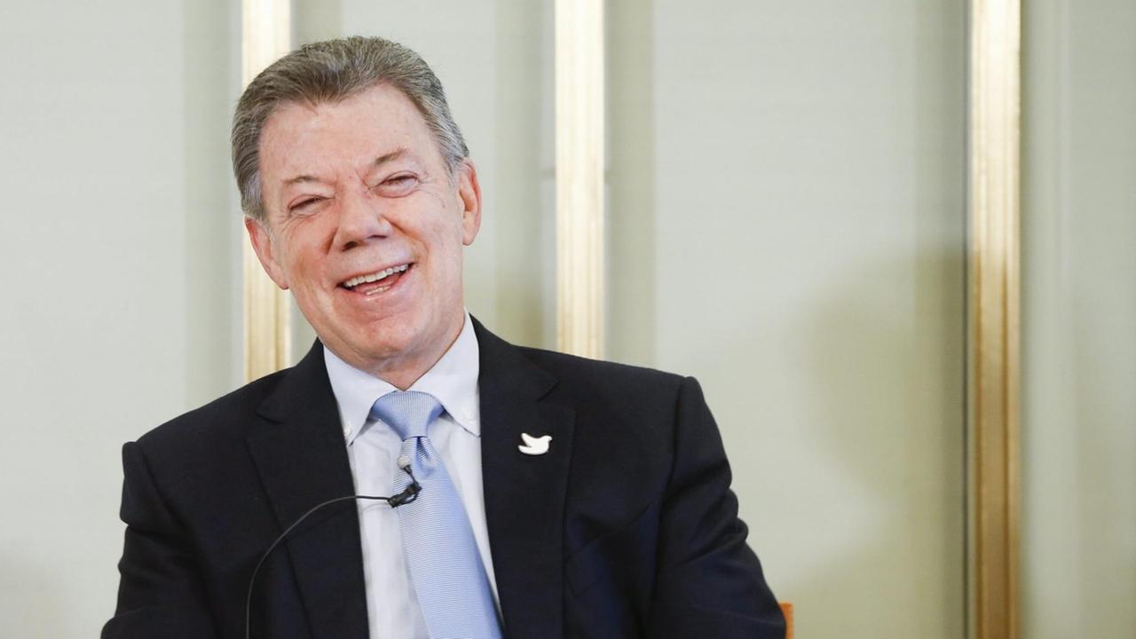 Kolumbiens Präsiden Juan Manuel Santos spricht während der Pressekonferenz im norwegischen Nobel Institiut in Oslo.