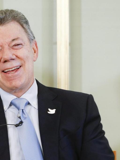 Kolumbiens Präsiden Juan Manuel Santos spricht während der Pressekonferenz im norwegischen Nobel Institiut in Oslo.