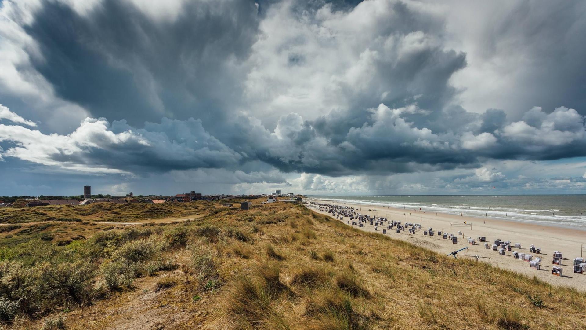 Regenwolken über den Randdünen am Nordstrand von Norderney
