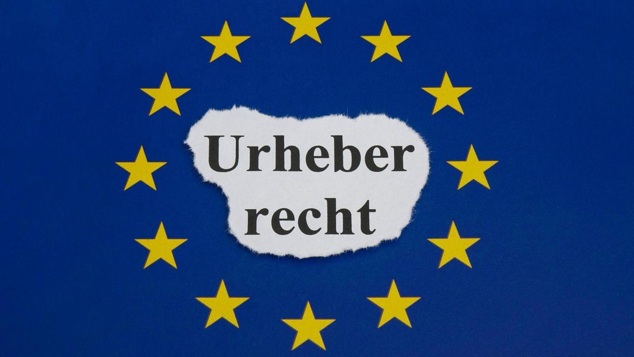 EU und Urheberrecht EU und Urheberrecht, 08.07.2018, Auf einer Fahne der EU steht dfas Wort Urheberrecht. *** EU and copyright EU and copyright law 08 07 2018 Borkwalde Brandenburg Copyright is a symbol of the EU EU und Urheberrecht EU und Urheberrecht, 08.07.2018, Auf einer Fahne der EU steht dfas Wort Urheberrecht. *** EU and copyright EU and copyright law 08 07 2018 Borkwalde Brandenburg Copyright is a symbol of the EU