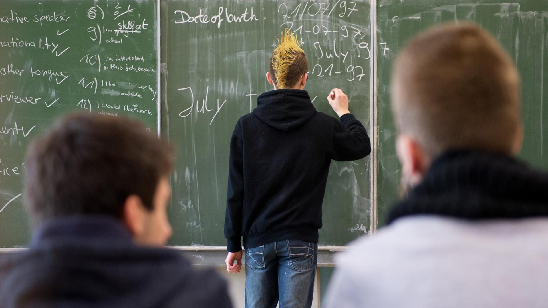 Schüler lernen im Englisch-Unterricht an einer Realschule in Niedersachsen.