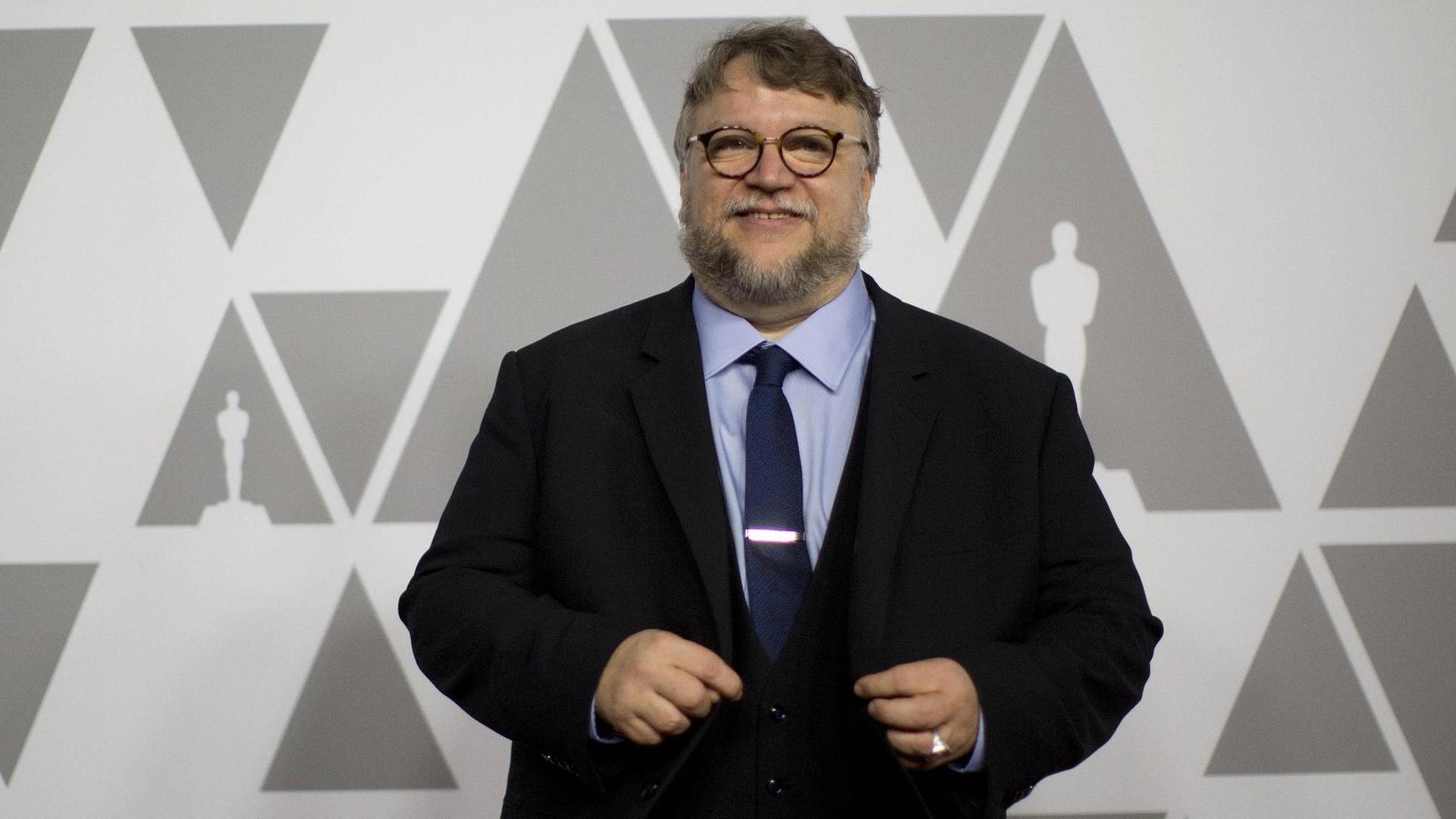 Der mexikanische Regisseur und Filmproduzent Guillermo del Toro Gómez ist mit seinem Film "The Shape of Water" für 13 Oscars nominiert, unter anderem für die Kategorie "Beste Regie". Der mexikanische Regisseur und Filmproduzent Guillermo del Toro Gómez ist mit seinem Film "The Shape of Water" für 13 Oscars nominiert, unter anderem für die Kategorie "Beste Regie".