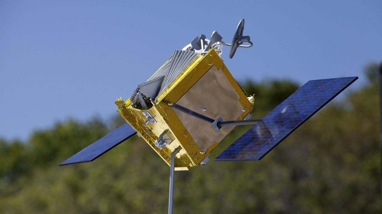 Modell eines OneWeb-Satelliten bei der Projektvorstellung im Kennedy's Exploration Park in Titusville, Florida. (16.3.2017) Modell eines OneWeb-Satelliten bei der Projektvorstellung im Kennedy's Exploration Park in Titusville, Florida. (16.3.2017)