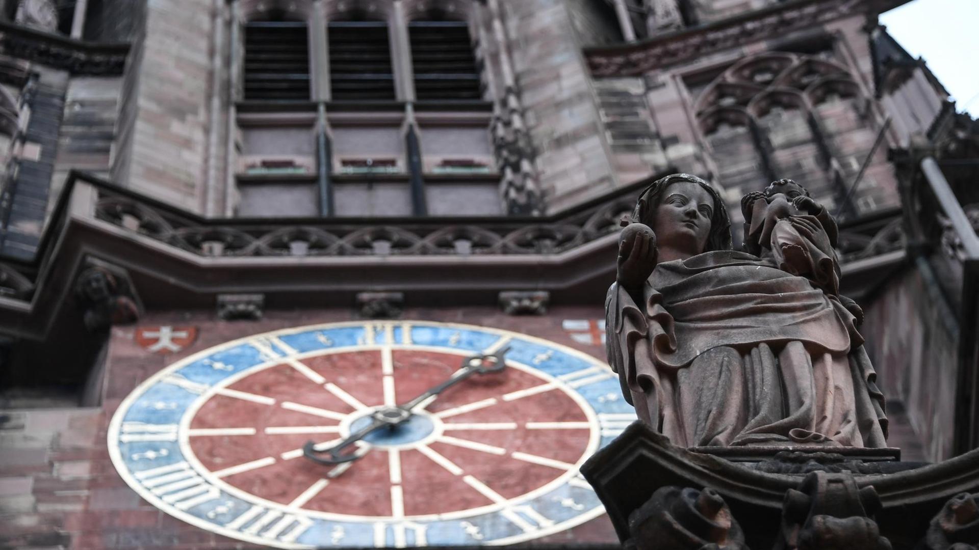 20.12.2018, Baden-Württemberg, Freiburg: Eine Marienfigur steht vor dem Freiburger Münster. Im Rahmen der Aufarbeitung von sexuellem Missbrauch in der katholischen Kirche will die Erzdiözese Freiburg der Staatsanwaltschaft Personalakten von 190 Beschuldigten aushändigen. Foto: Patrick Seeger/dpa | Verwendung weltweit 20.12.2018, Baden-Württemberg, Freiburg: Eine Marienfigur steht vor dem Freiburger Münster. Im Rahmen der Aufarbeitung von sexuellem Missbrauch in der katholischen Kirche will die Erzdiözese Freiburg der Staatsanwaltschaft Personalakten von 190 Beschuldigten aushändigen. Foto: Patrick Seeger/dpa | Verwendung weltweit