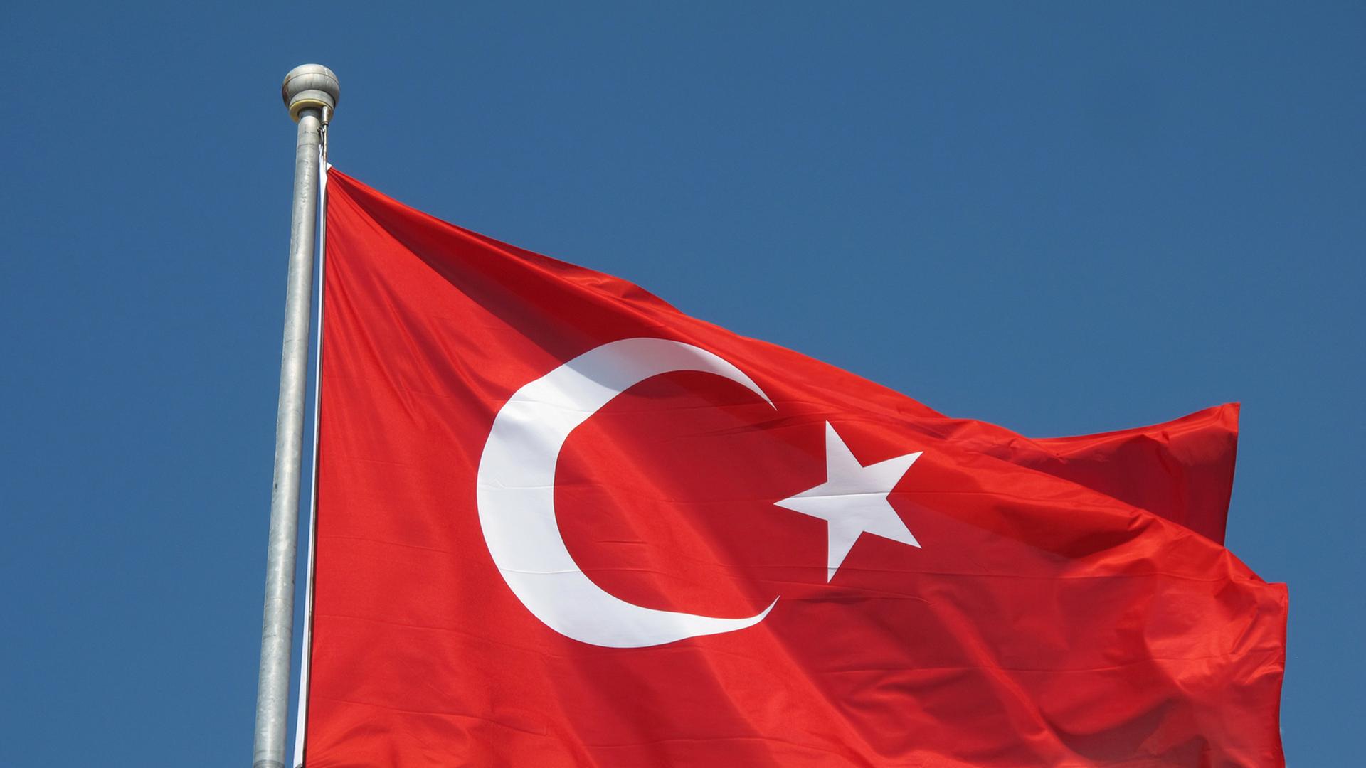 Eine türkische Fahne weht im Wind. Eine türkische Fahne weht im Wind.