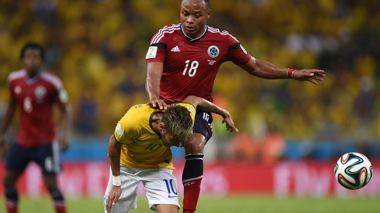 Kolumbiens Nationalspieler Juan Zuniga foult Brasiliens Superstar Neymar im WM-Viertelfinale folgenschwer: Er erlitt einen Wirbelbruch. Kolumbiens Nationalspieler Juan Zuniga foult Brasiliens Superstar Neymar im WM-Viertelfinale folgenschwer: Er erlitt einen Wirbelbruch.