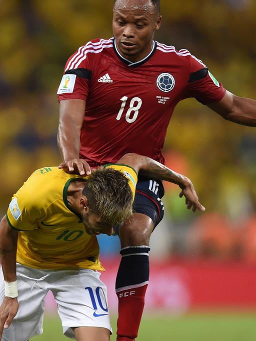 Kolumbiens Nationalspieler Juan Zuniga foult Brasiliens Superstar Neymar im WM-Viertelfinale folgenschwer: Er erlitt einen Wirbelbruch.