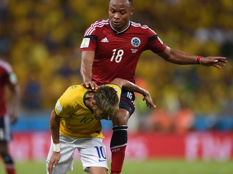 Kolumbiens Nationalspieler Juan Zuniga foult Brasiliens Superstar Neymar im WM-Viertelfinale folgenschwer: Er erlitt einen Wirbelbruch.