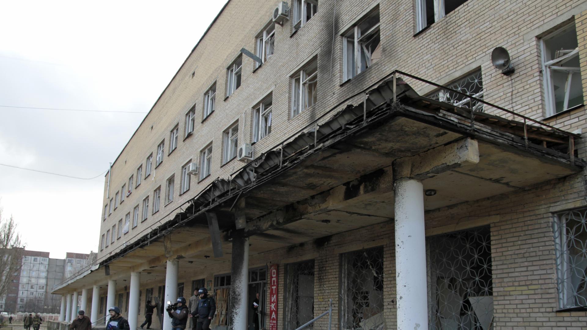Ein Krankenhaus in Donezk nach einem Angriff der Separatisten am 04.02.2015 Ein Krankenhaus in Donezk nach einem Angriff der Separatisten am 04.02.2015