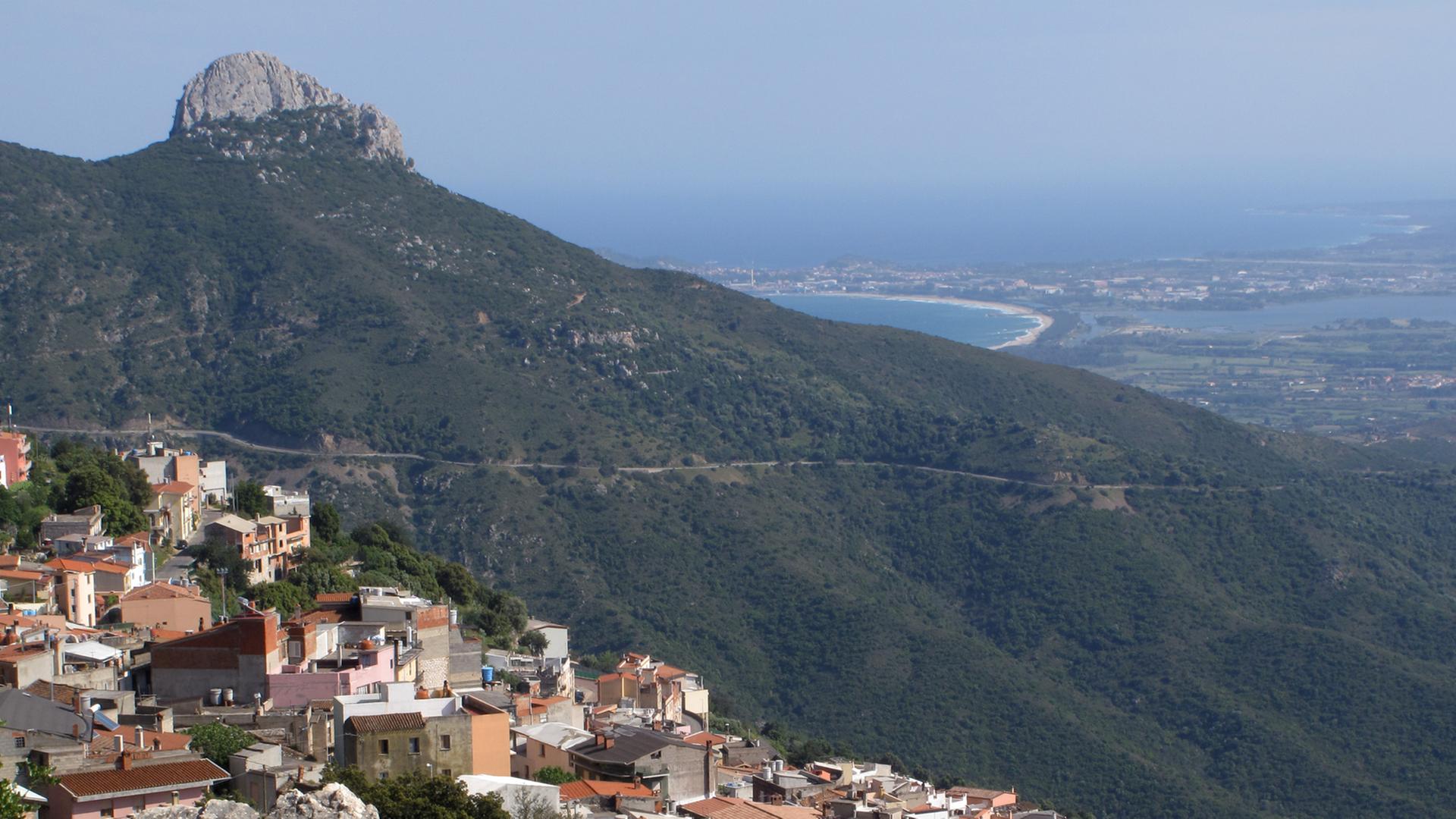 Blick auf die an einem Berghang gelegene Ortschaft Baunei in der Ogliastra auf der italienischen Insel Sardinien (Aufnahme vom 20.05.2010). Blick auf die an einem Berghang gelegene Ortschaft Baunei in der Ogliastra auf der italienischen Insel Sardinien (Aufnahme vom 20.05.2010).