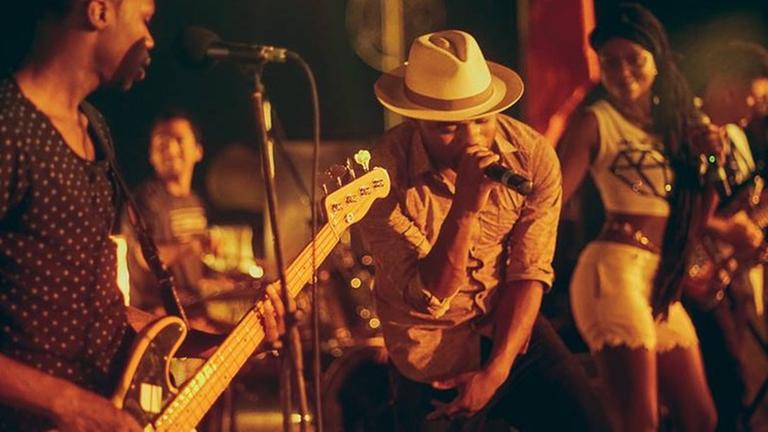 Pablo Fortaleza von der Band Profetas rappt, neben ihm rechts die Sängerin Antombo Langangui Pablo Fortaleza von der Band Profetas rappt, neben ihm rechts die Sängerin Antombo Langangui