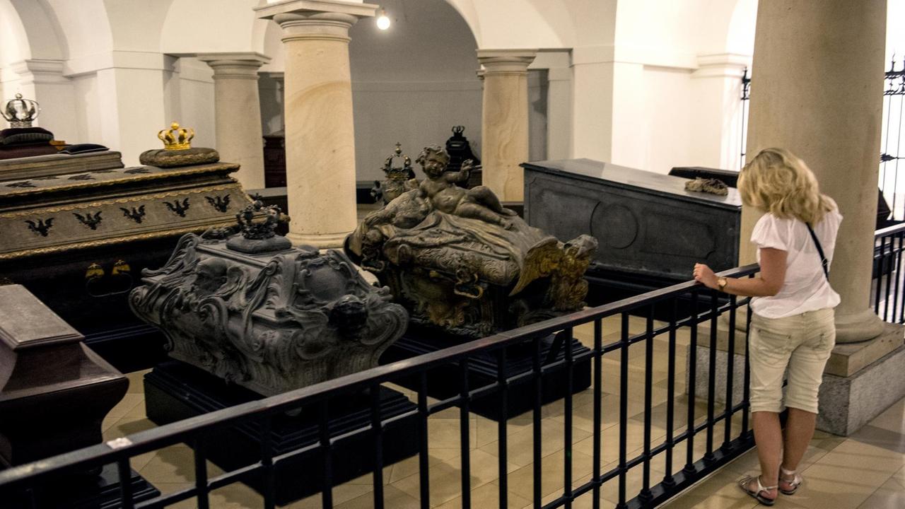 Eine Besucherin schaut sich in der Gruft des Berliner Doms in Berlin Särge an. Eine Besucherin schaut sich in der Gruft des Berliner Doms in Berlin Särge an.