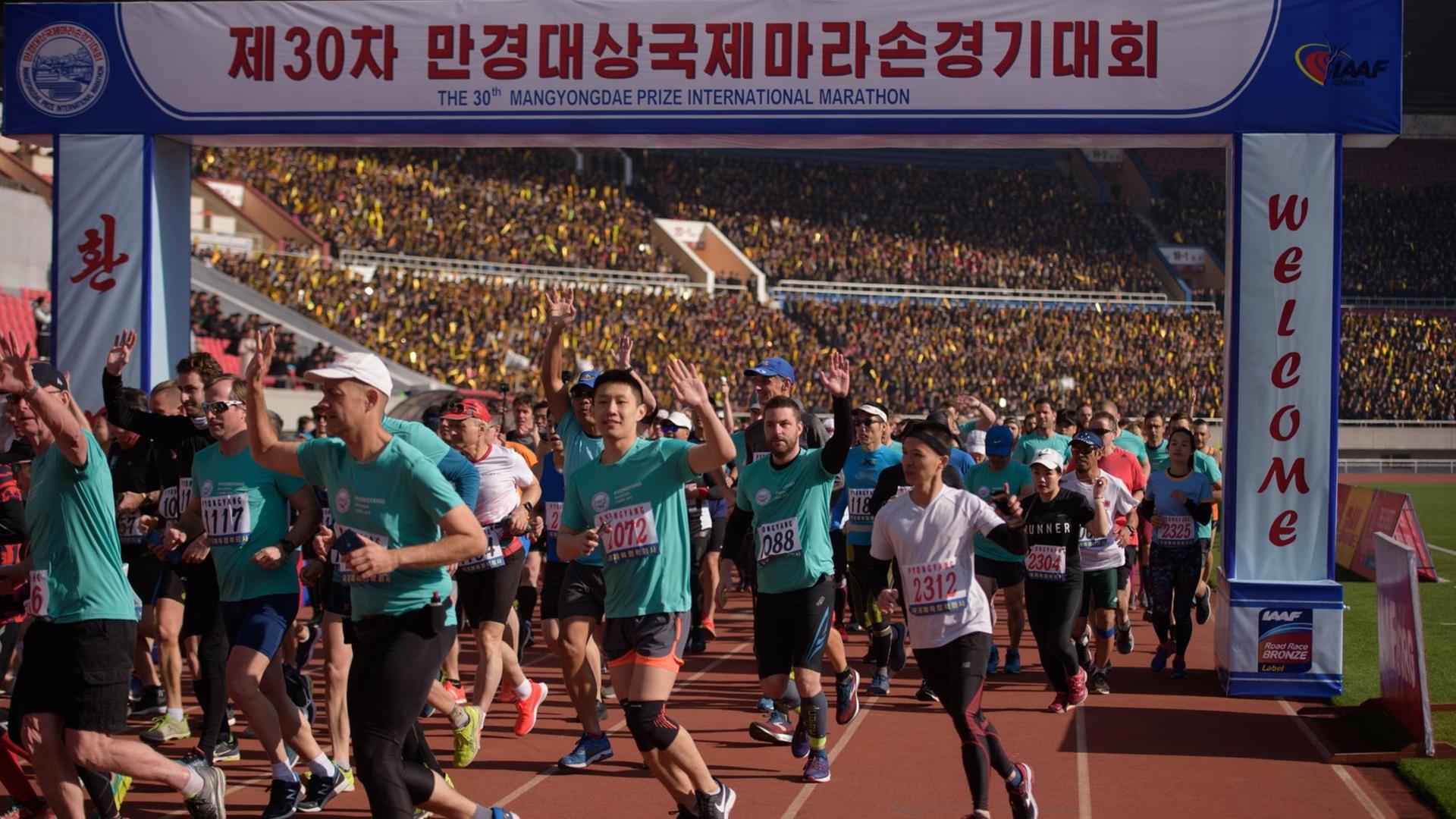 Teilnehmer bei einem Marathon-Lauf in der nord-koreanischen Haupt-Stadt Pjöngjang. Teilnehmer bei einem Marathon-Lauf in der nord-koreanischen Haupt-Stadt Pjöngjang.