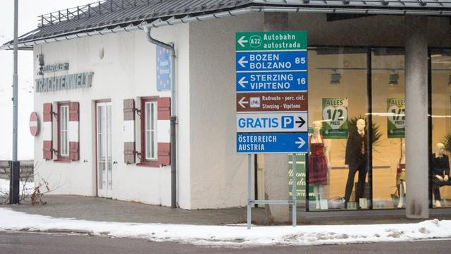 Die ehemalige Grenzstation der österreichischen Zollwache am Bundesstraßengrenzübergang, Fahrtrichtung Tirol, in Gries am Brenner.