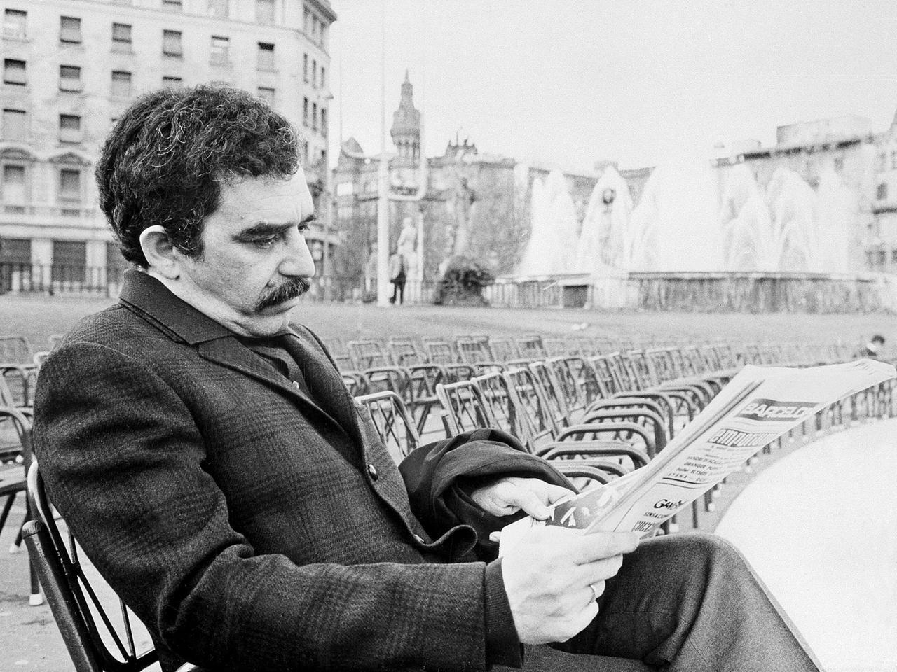 Der kolumbianische Schriftsteller Gabriel García Márquez sitzt mit einer Zeitung auf einer Parkbank.