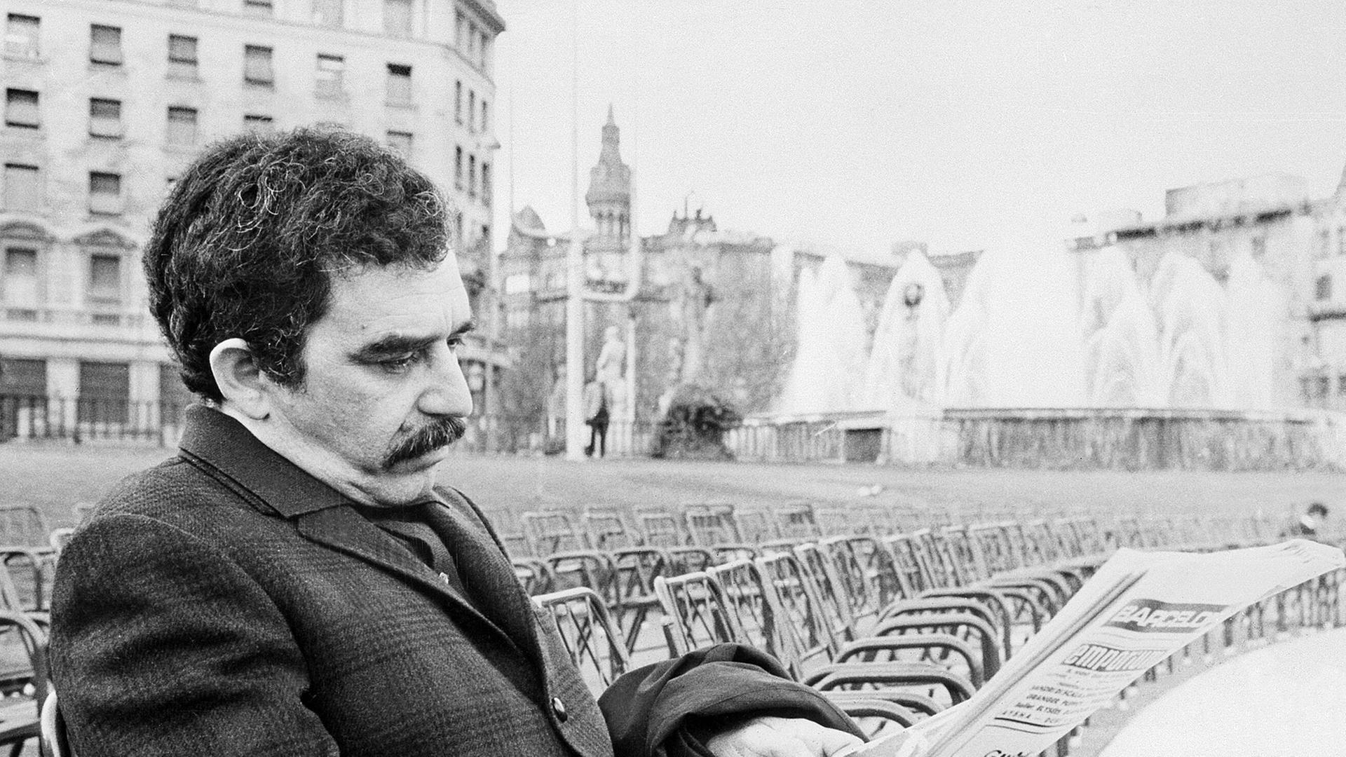 Der kolumbianische Schriftsteller Gabriel García Márquez sitzt mit einer Zeitung auf einer Parkbank. Der kolumbianische Schriftsteller Gabriel García Márquez sitzt mit einer Zeitung auf einer Parkbank.