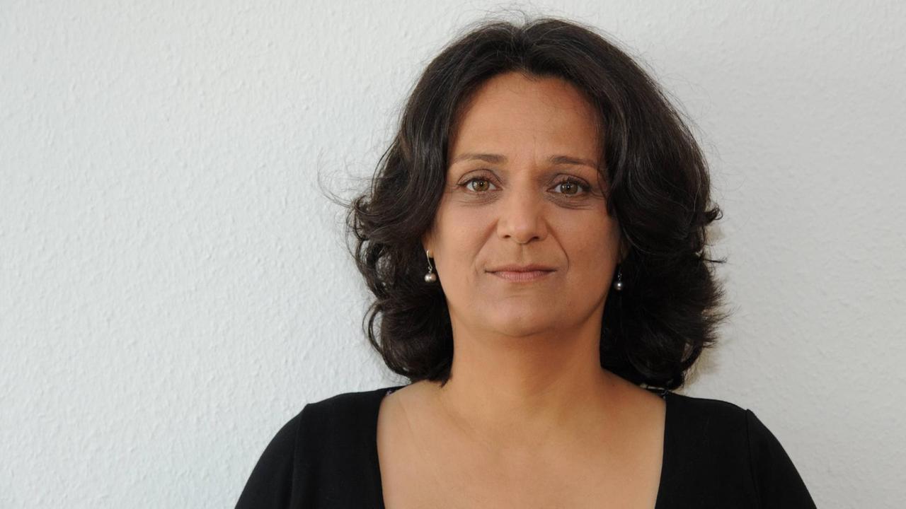 Die Philosophin und Autorin Hilal Sezgin, trägt schulterlanges dunkles Haar und eine schwarze Bluse. Die Philosophin und Autorin Hilal Sezgin, trägt schulterlanges dunkles Haar und eine schwarze Bluse.