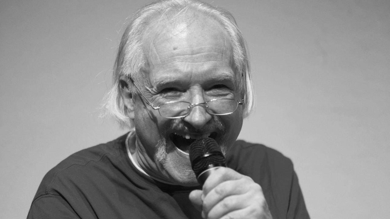 Der Musiker und Komponist Holger Czukay bei einem Konzert 2009. Der Musiker und Komponist Holger Czukay bei einem Konzert 2009.