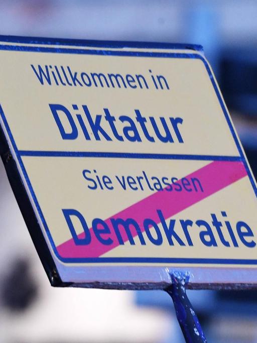 Schild mit der Aufschrift "Willkommen in der Diktatur - Sie verlassen Demokratie" bei der Querdenken-Demonstration in Leipzig am 7.11.2020