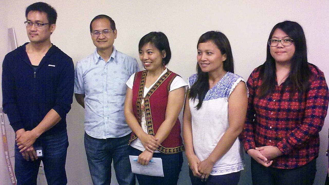 Die Wissenschaftlerin Yedda Palemeq (in der Mitte) und ihre Mitarbeiter vom ILRDC zur Wiederbelebung indigener Kultur in Taiwan