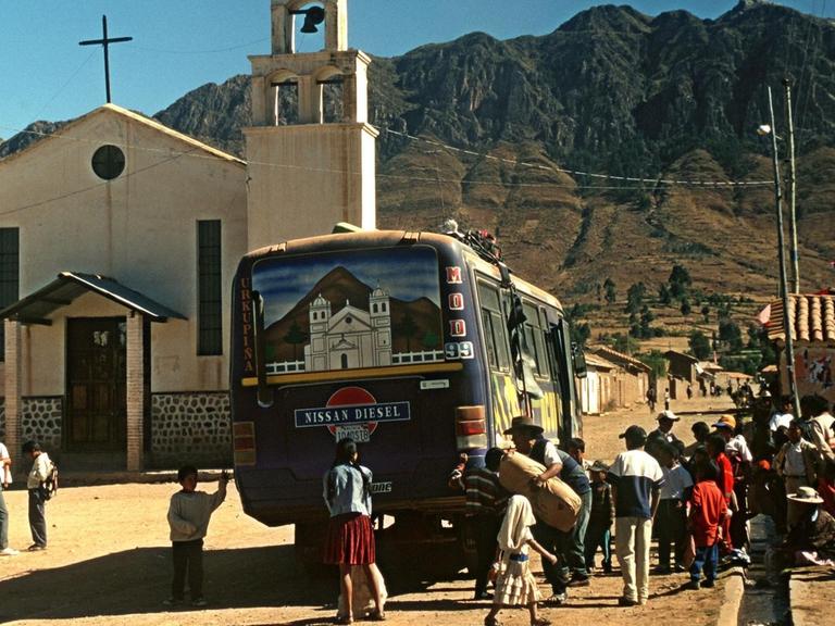 Bewegung kommt in die wartenden Bolivianer, wenn der Bus aus Sucre in dem ca. 3100 Meter hoch gelegenen Ort Potolo hält. Aufnahme von 2002.