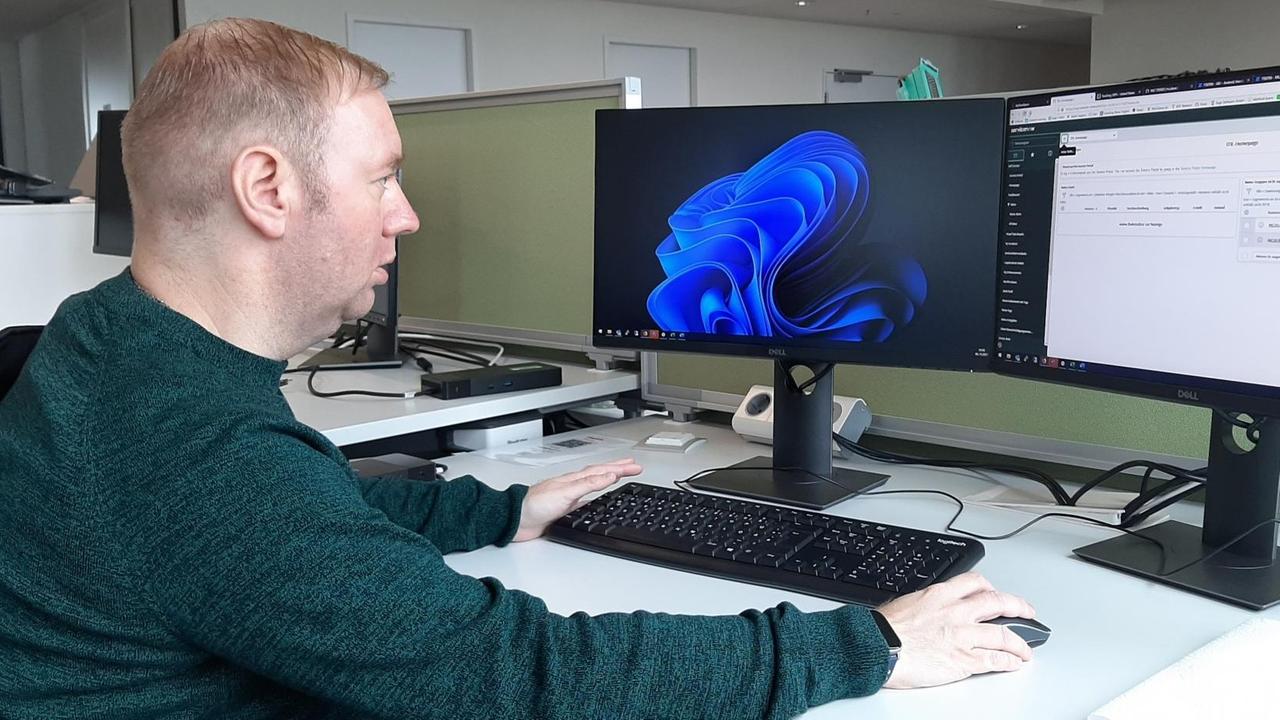 Sebastian Kriegel sitzt an seinem Arbeitsplatz mit zwei Monitoren. Sebastian Kriegel sitzt an seinem Arbeitsplatz mit zwei Monitoren.