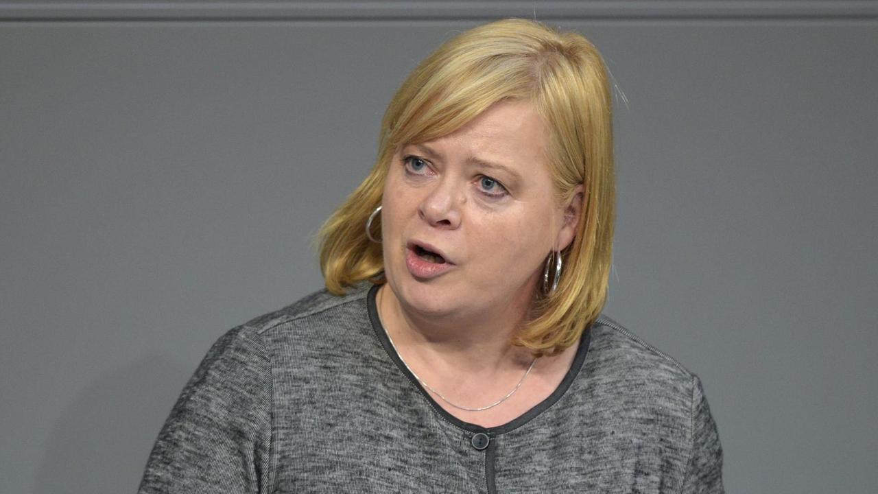 Die Linken-Politikerin Gesine Lötzsch im Bundestag in Berlin. Die Linken-Politikerin Gesine Lötzsch im Bundestag in Berlin.