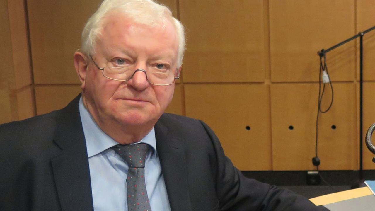 Rudolf Seiters (links), Präsident des Deutschen Roten Kreuzes, und Deutschlandradio-Moderator Burkhard Birke Rudolf Seiters (links), Präsident des Deutschen Roten Kreuzes, und Deutschlandradio-Moderator Burkhard Birke