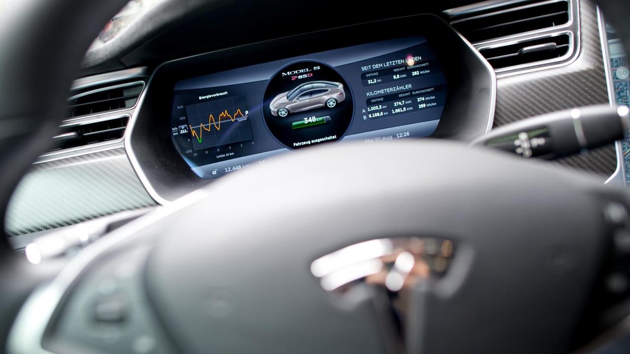 Das Cockpit mit großem Display von einem Tesla Model S Das Cockpit mit großem Display von einem Tesla Model S
