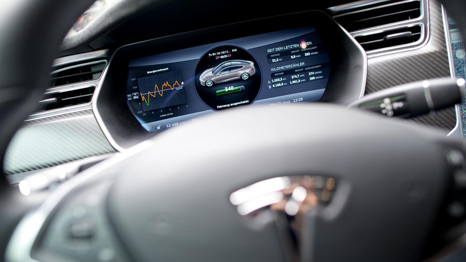 Das Cockpit mit großem Display von einem Tesla Model S Das Cockpit mit großem Display von einem Tesla Model S